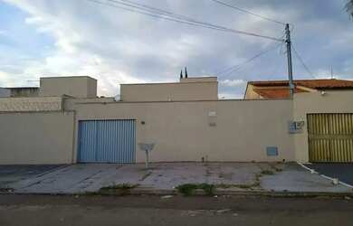 Imagem: A casa possui 3 Dormitórios, 2 Banheiros, 2 Vagas na garagem