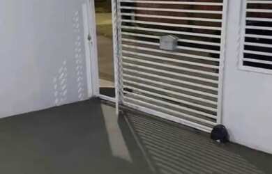 Imagem: A casa possui 2 Dormitórios, 2 Banheiros, 1 Vaga na garagem