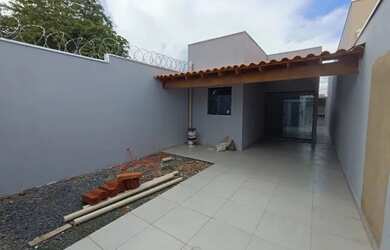 Imagem: A casa possui 2 Dormitórios e está localizado em Interlagos