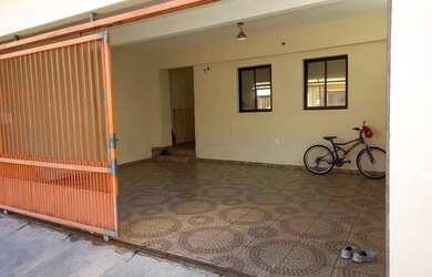 Imagem: A casa possui 3 Dormitórios, 2 Banheiros, 3 Vagas na garagem