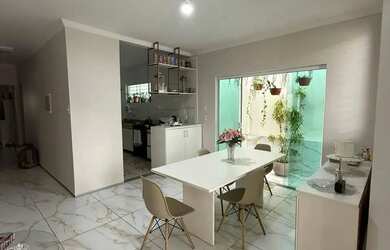 Imagem: A casa possui 3 Dormitórios, 2 Banheiros, 213m² de Área e