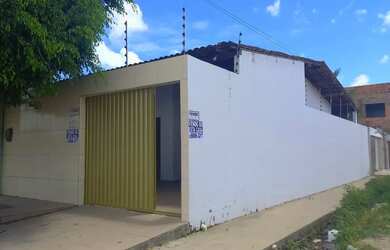 Imagem: A casa possui 2 Dormitórios, 1 Banheiro, 1 Vaga na garagem