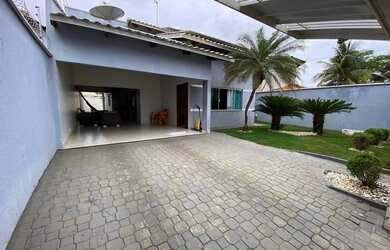 Imagem: A casa possui 3 Dormitórios, 3 Banheiros, 2 Vagas na garagem