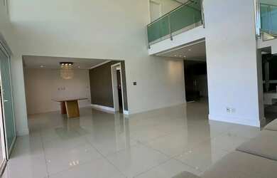 Imagem: A casa em condomínio possui 4 Dormitórios, 3 Banheiros, 424m²