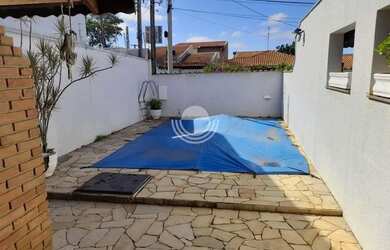 Imagem: A casa possui 4 Dormitórios, 4 Banheiros, 4 Vagas na garagem