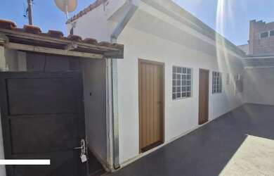 Imagem: A casa possui 1 Dormitório, 1 Banheiro, 1 Vaga na garagem