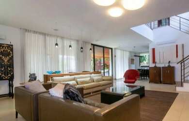 Imagem: A casa possui 4 Dormitórios, 5 Banheiros, 5 Vagas na garagem