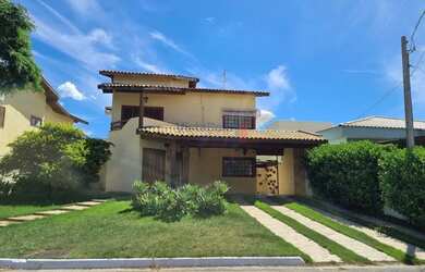 Imagem: A casa em condomínio possui 4 Dormitórios, 4 Banheiros, 302m²