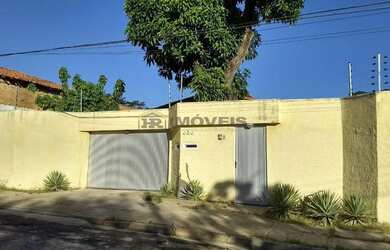 Imagem: A casa possui 4 Dormitórios, 1 Banheiro, 3 Vagas na garagem