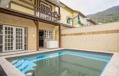 Imagem: A casa em condomínio possui 4 Dormitórios, 4 Banheiros, 2