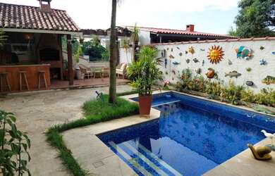 Imagem: A casa possui 4 Dormitórios, 3 Banheiros, 2 Vagas na garagem