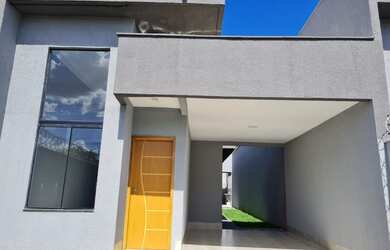 Imagem: A casa possui 3 Dormitórios, 1 Banheiro, 2 Vagas na garagem