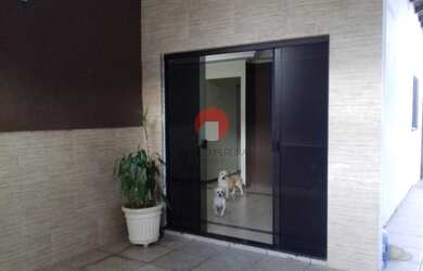 Imagem: A casa possui 3 Dormitórios, 3 Banheiros, 2 Vagas na garagem