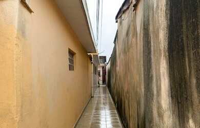 Imagem: A casa possui 1 Dormitório, 1 Banheiro, 1 Vaga na garagem