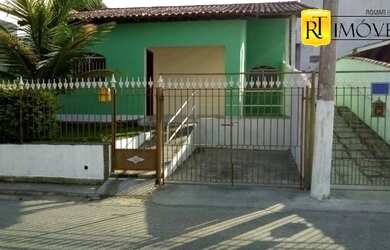 Imagem: A casa possui 2 Dormitórios, 2 Banheiros, 2 Vagas na garagem