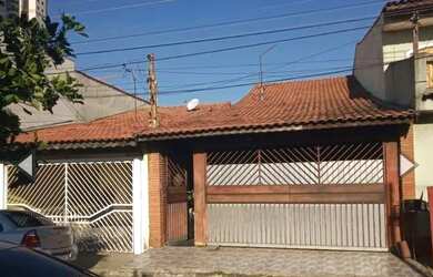 Imagem: A casa possui 3 Dormitórios, 2 Banheiros, 2 Vagas na garagem