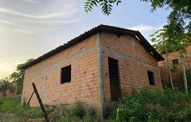 Imagem: A casa possui 2 Dormitórios, 1 Banheiro e 3 Vagas na garagem