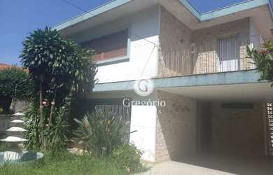 Imagem: A casa possui 4 Dormitórios, 3 Banheiros, 4 Vagas na garagem