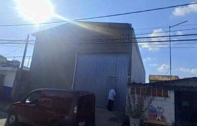 Imagem: O depósito possui 2 Vagas na garagem, 270m² de Área e está