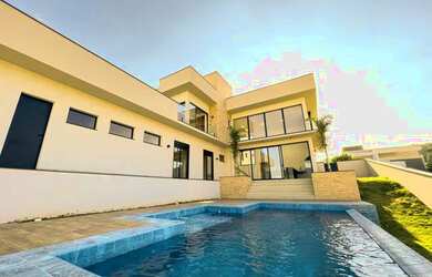 Imagem: A casa possui 4 Dormitórios, 5 Banheiros, 2 Vagas na garagem