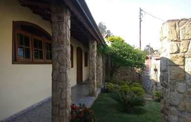 Imagem: A casa possui 3 Dormitórios, 2 Banheiros, 2 Vagas na garagem