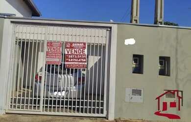 Imagem: A casa à venda possui 3 Dormitórios, 1 Banheiro, 2 Vagas na