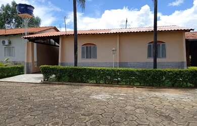 Imagem: A casa em condomínio possui 4 Dormitórios, 3 Banheiros e 5