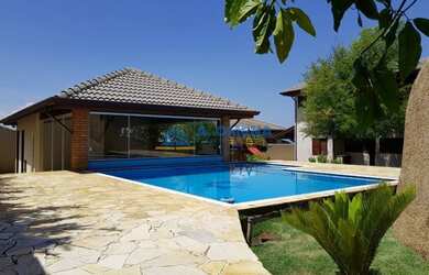 Imagem: A casa possui 4 Dormitórios, 5 Banheiros, 4 Vagas na garagem