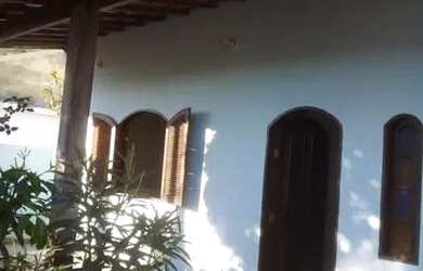 Imagem: A casa possui 3 Dormitórios, 2 Banheiros, 5 Vagas na garagem