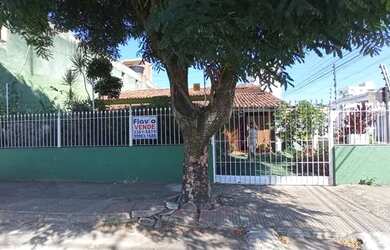 Imagem: A casa possui 3 Dormitórios, 1 Banheiro, 2 Vagas na garagem