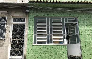 Imagem: A casa possui 3 Dormitórios, 1 Banheiro, 1 Vaga na garagem