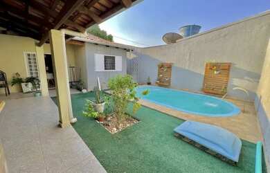 Imagem: A casa possui 3 Dormitórios, 1 Banheiro, 1 Vaga na garagem