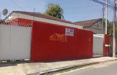 Imagem: A casa possui 4 Dormitórios, 2 Banheiros, 2 Vagas na garagem