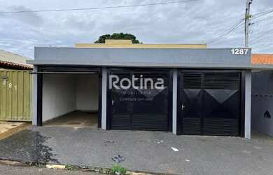 Imagem: A casa possui 3 Dormitórios, 1 Banheiro, 1 Vaga na garagem