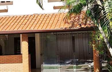 Imagem: A casa possui 2 Dormitórios, 2 Banheiros, 1 Vaga na garagem