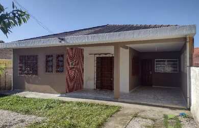 Imagem: A casa possui 3 Dormitórios, 2 Banheiros, 1 Vaga na garagem