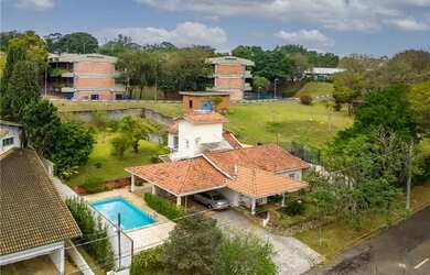 Imagem: A casa em condomínio possui 3 Dormitórios, 3 Banheiros, 4