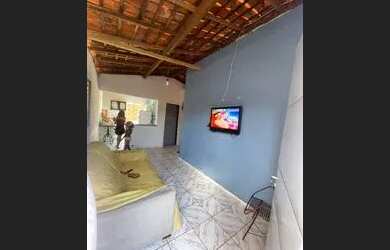 Imagem: A casa possui 2 Dormitórios, 1 Banheiro e 2 Vagas na garagem