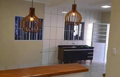 Imagem: A casa possui 3 Dormitórios, 1 Banheiro, 4 Vagas na garagem