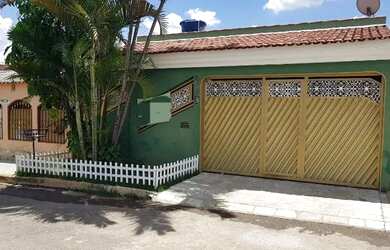 Imagem: A casa possui 3 Dormitórios, 2 Banheiros, 3 Vagas na garagem