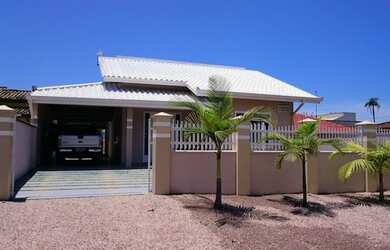 Imagem: A casa possui 3 Dormitórios, 1 Banheiro, 2 Vagas na garagem