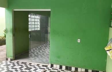 Imagem: A casa possui 2 Dormitórios, 1 Banheiro, 2 Vagas na garagem