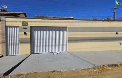 Imagem: A casa possui 3 Dormitórios, 2 Banheiros, 2 Vagas na garagem