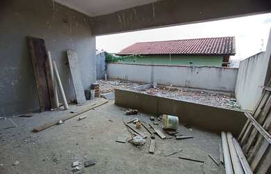 Imagem: A casa possui 3 Dormitórios, 3 Banheiros, 1 Vaga na garagem