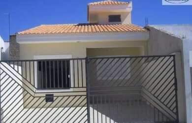 Imagem: A casa possui 2 Dormitórios, 2 Banheiros, 2 Vagas na garagem