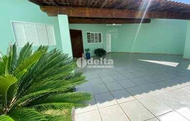 Imagem: A casa possui 4 Dormitórios, 3 Banheiros, 4 Vagas na garagem