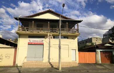 Imagem: A casa possui 3 Dormitórios, 1 Banheiro, 2 Vagas na garagem