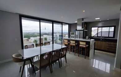 Imagem: A casa em condomínio possui 4 Dormitórios, 4 Banheiros, 330m²