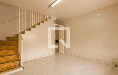 Imagem: A casa possui 3 Dormitórios, 1 Banheiro, 2 Vagas na garagem