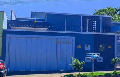 Imagem: A casa possui 3 Dormitórios, 1 Banheiro, 2 Vagas na garagem